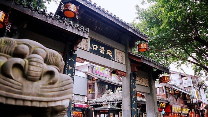 磁器口古镇磁器口古镇可以来但不是必须,从大门进去,你会看到很多沿街