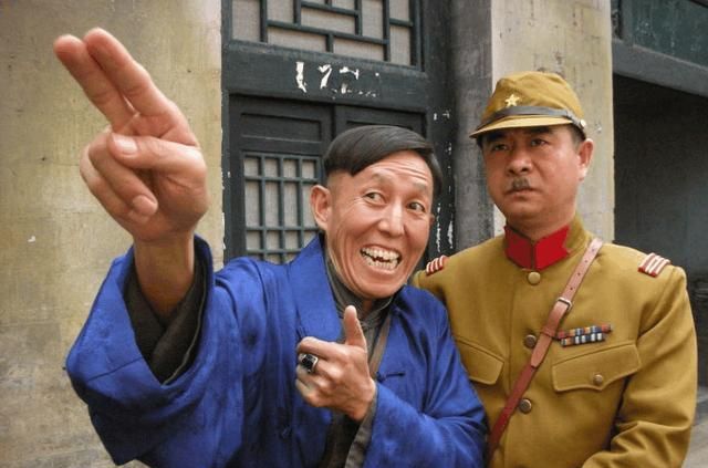 他为做汉奸丧尽天良,把女儿送给鬼子大佐糟蹋,还活埋老娘