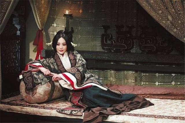 生母赵姬先是和吕不韦混在一起后又和男宠嫪毐在一起