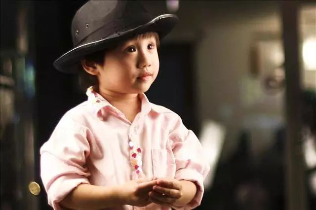 近年无戏可拍的小小彬被网友拍到皮肤溃烂.