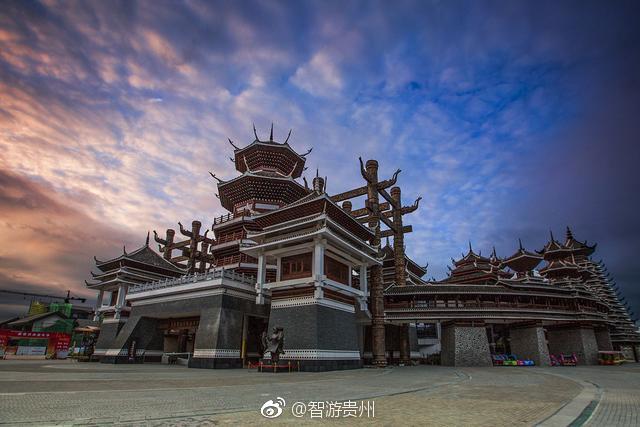 多彩贵州城位于贵阳市双龙航空港经济区核心服务区