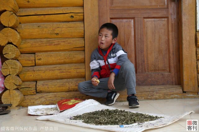 沙玛发展出生于云南省丽江市宁蒗彝族自治县一个偏远的小山村,村子离