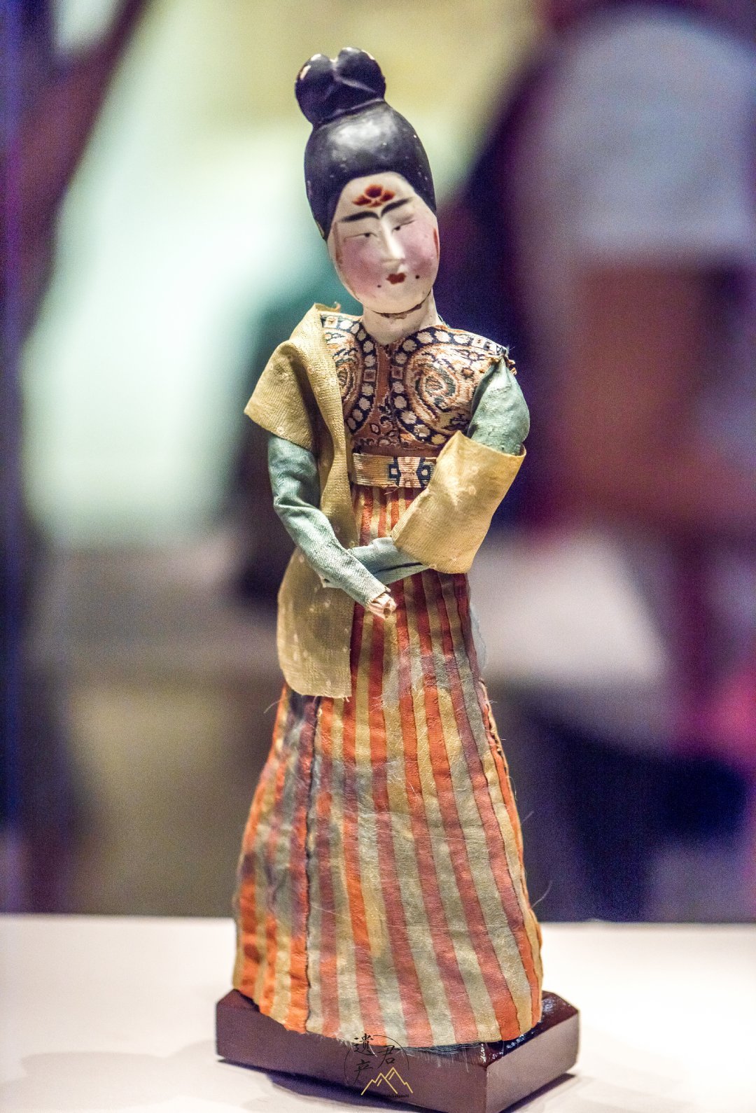 新疆维吾尔自治区博物馆藏· 唐代绢衣彩绘木俑