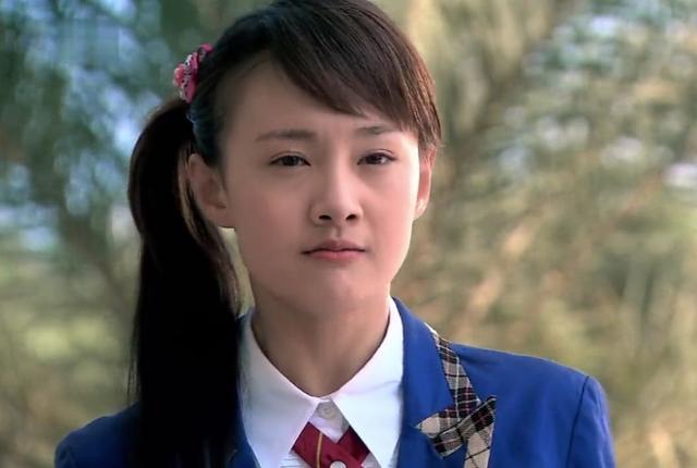 谢娜的造型和郑爽饰演的楚雨荨几乎一模一样,无论是发型服装,还是表情