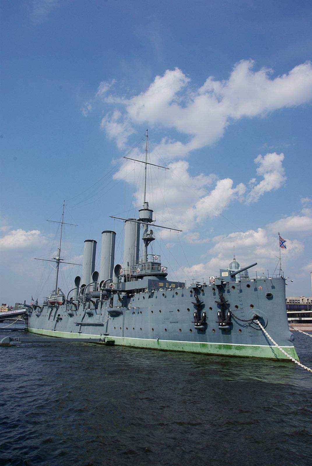 不明身份潜艇闯入近海,全球头号巡洋舰立刻击中,这只是个警告