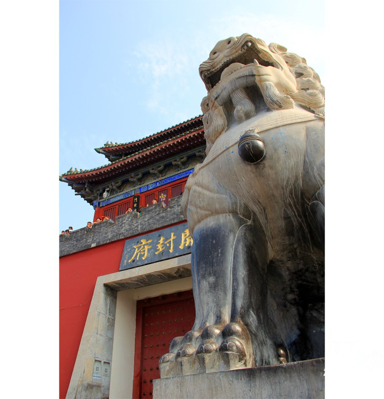 在这座以北宋开封府衙为原型重建的的开封府的广场上,每天上午九点