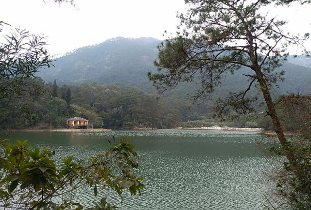 诗兄说:发现广西桂平之娑影染水绿-漂亮的桂平西山水库