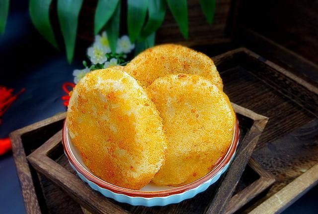 说起油炸糕,从小到大吃得最多小食就是油炸糕了,不过大多数是黄米面的