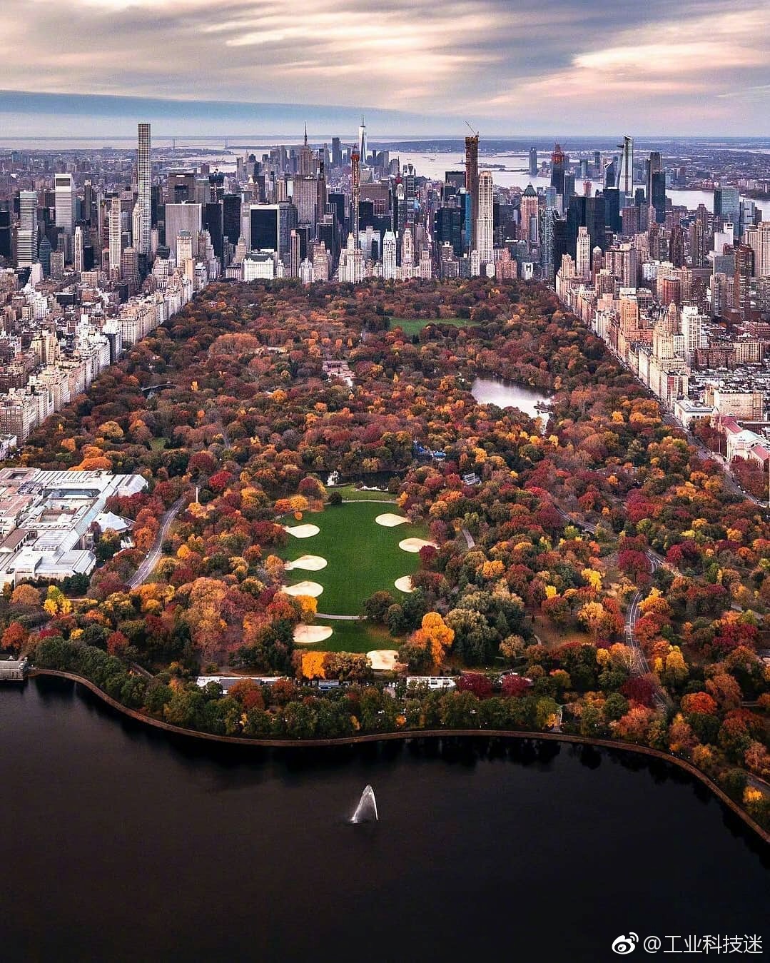 纽约尼克斯主场备战紧张进行 新援表现亮眼团队氛围积极向上