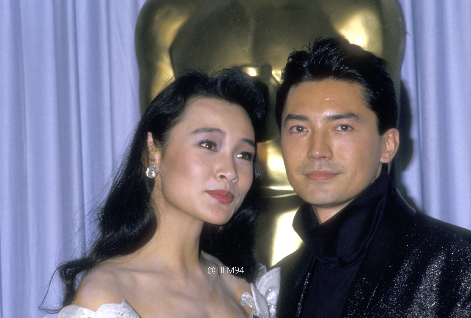 1988年第60届 颁奖礼上的陈冲和尊龙,尊龙先生的耳洞啊!!!_新浪新闻