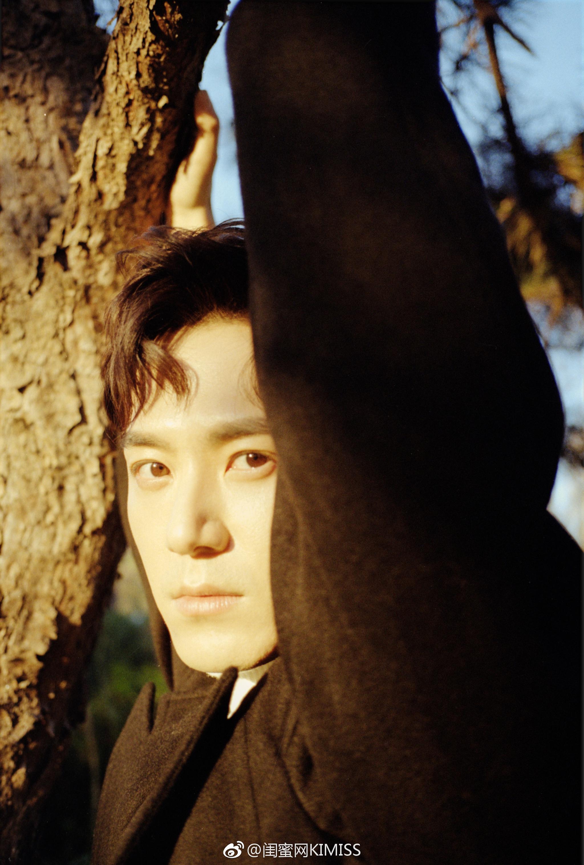 一组生日写真曝光,俊朗的面容在温和阳光的映衬下更显得气质出众