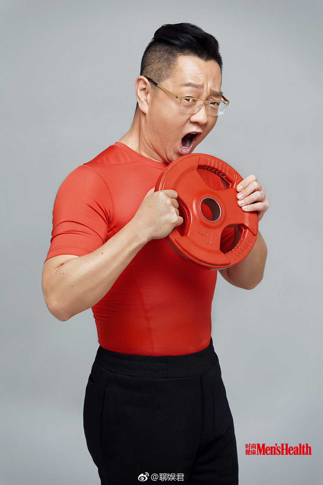 自从张绍刚开始健身之后就成了"炫腹狂魔"