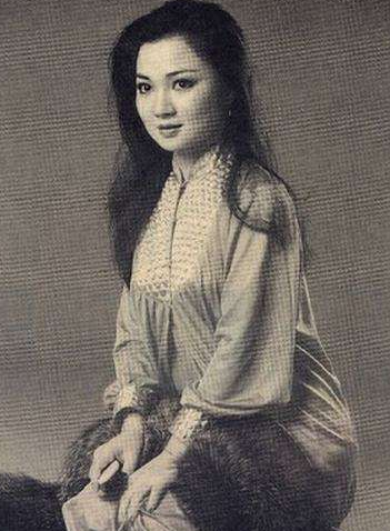 白冰冰原名白月娥,在白冰冰出生的那个年代,父母都认为