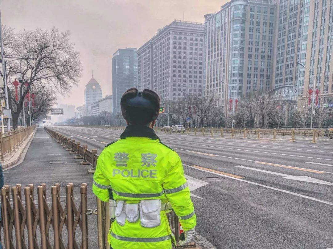 致敬白衣战士!这首抗疫赞歌,警察送给你们!