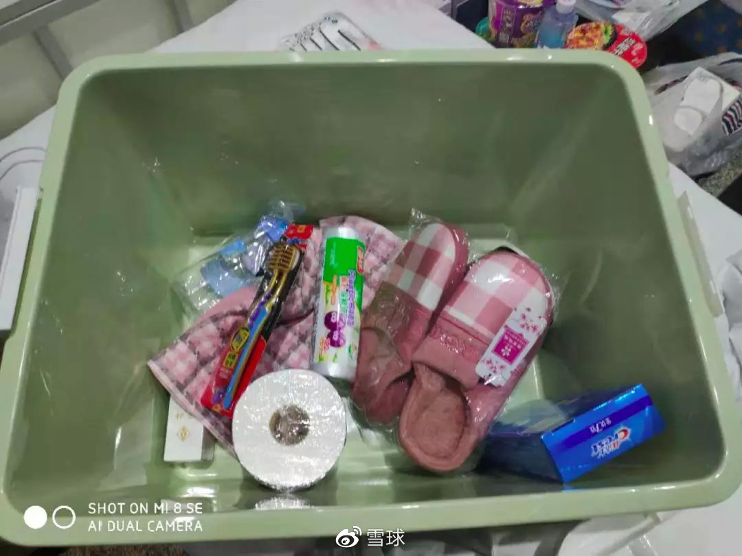 一家四人确诊新冠肺炎,妈妈去世后我终于在方舱医院见到了父亲和儿子
