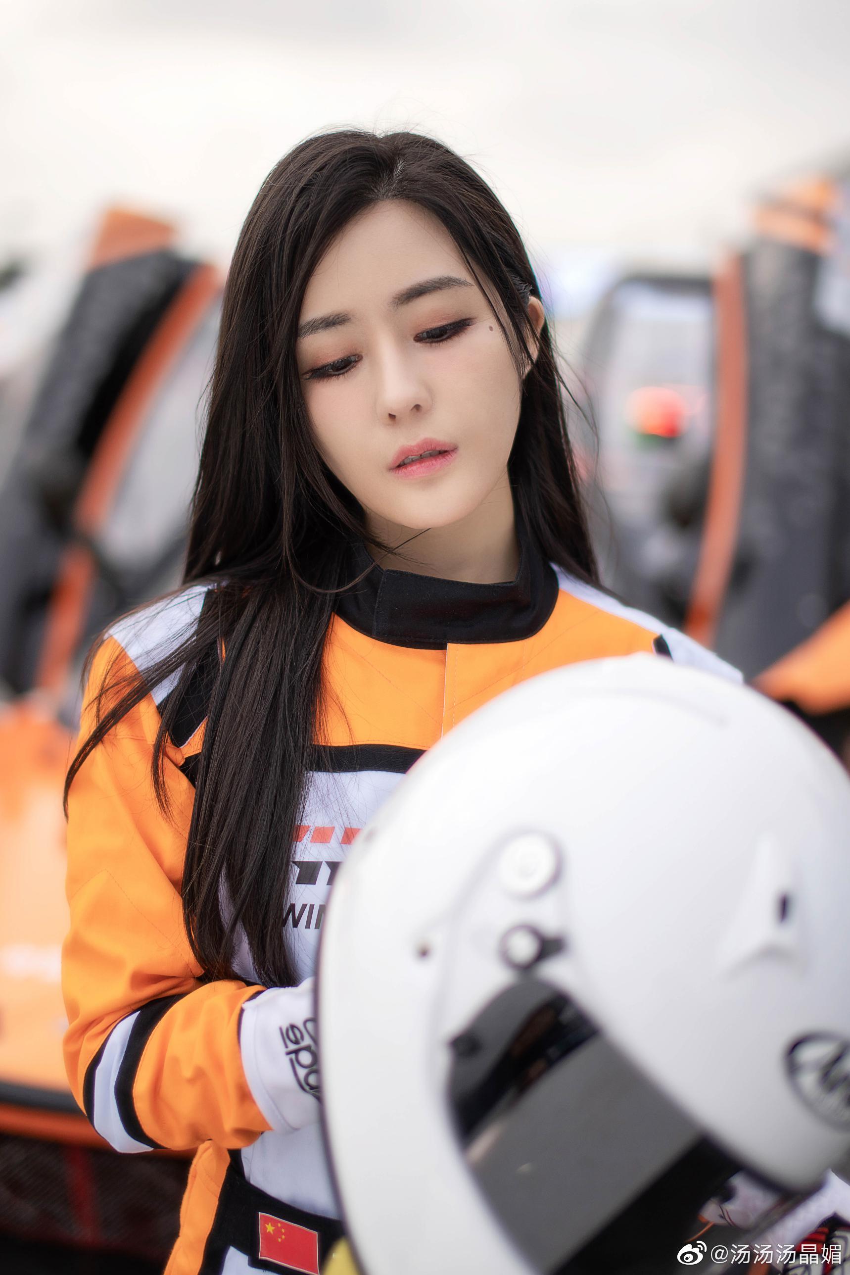 感谢下血本的剧组把片场搬到了我们最豪华的车队这feel～倍儿爽!