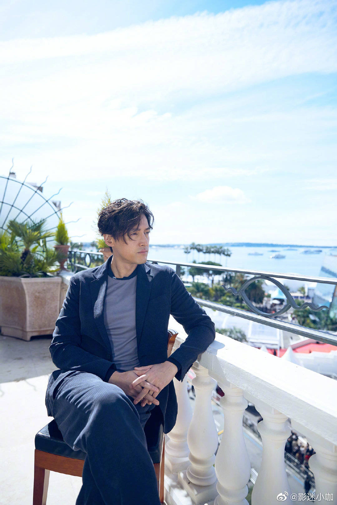 小卷发加小西服,这套法国风浪漫造型太迷人!