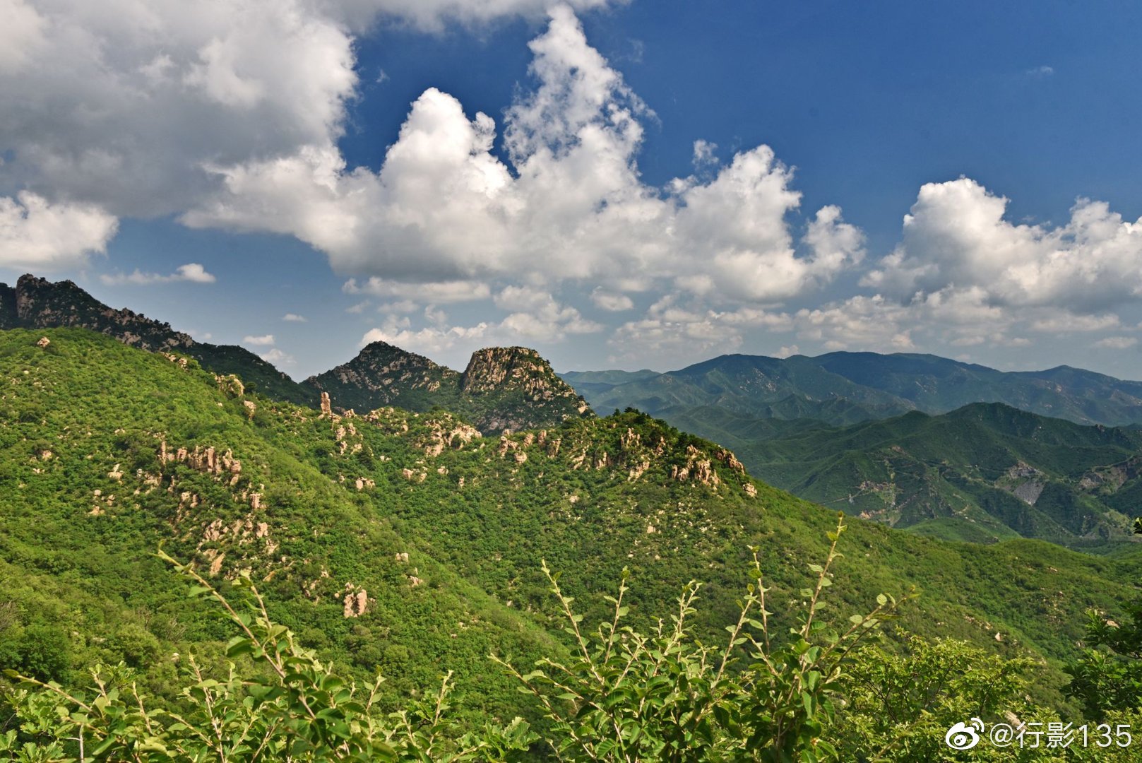 辽宁朝阳北票大黑山群峰竞秀景区是辽西地区难得的一片绿色山林