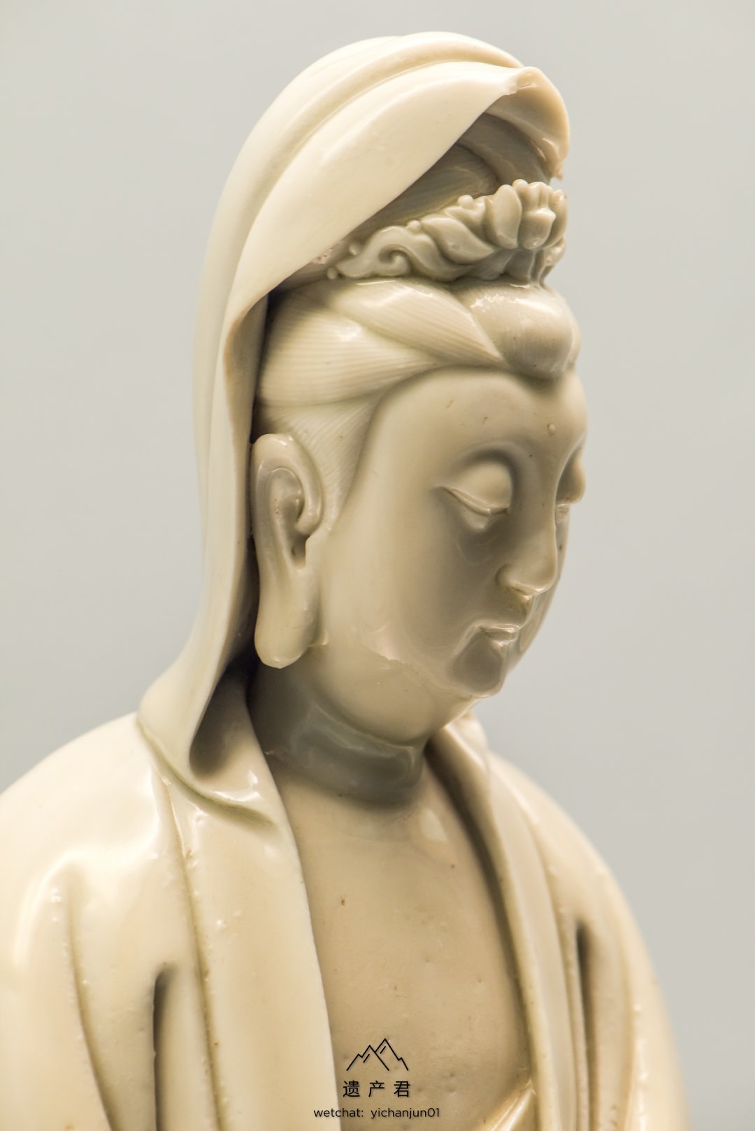 上海市博物馆藏· 明代德化窑白釉"何朝宗"款观音像