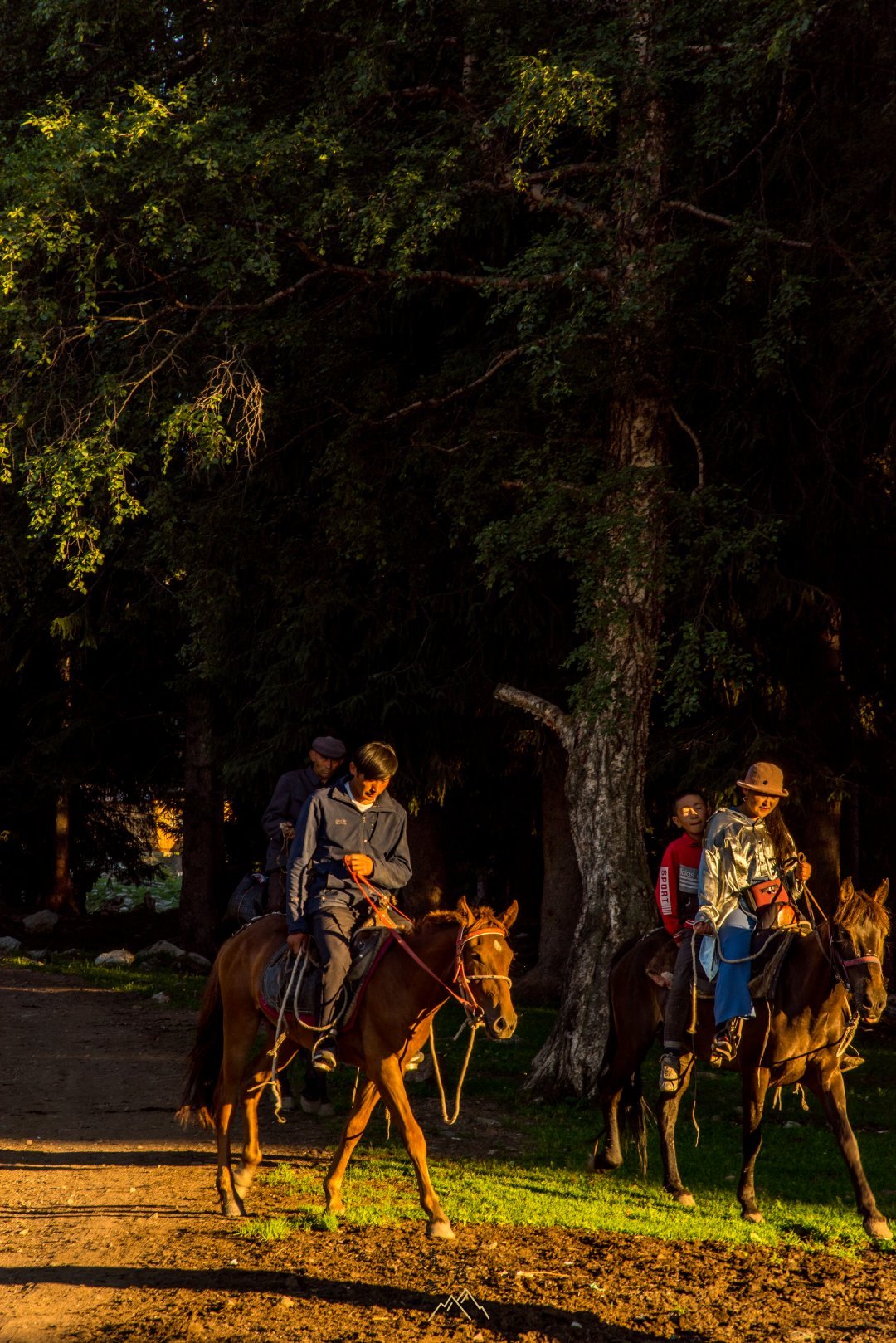 新疆伊犁琼库什台村骑马的哈萨克族人