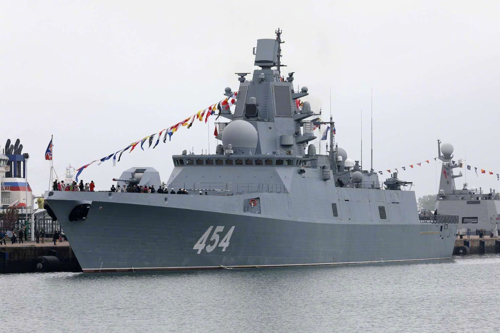 今天开放日上的几条外舰,每艘都拉上的庆祝中国海军节的彩旗