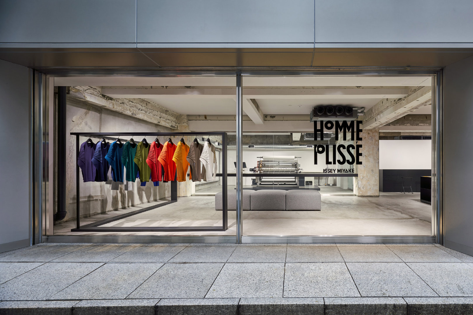 在最新开幕的三宅一生支线男装品牌hommeplissé东京旗舰店中