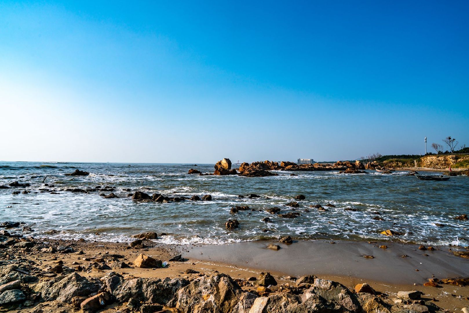 金沙滩有青岛最美的海滩和波涛,东侧临山敞开的喇叭型