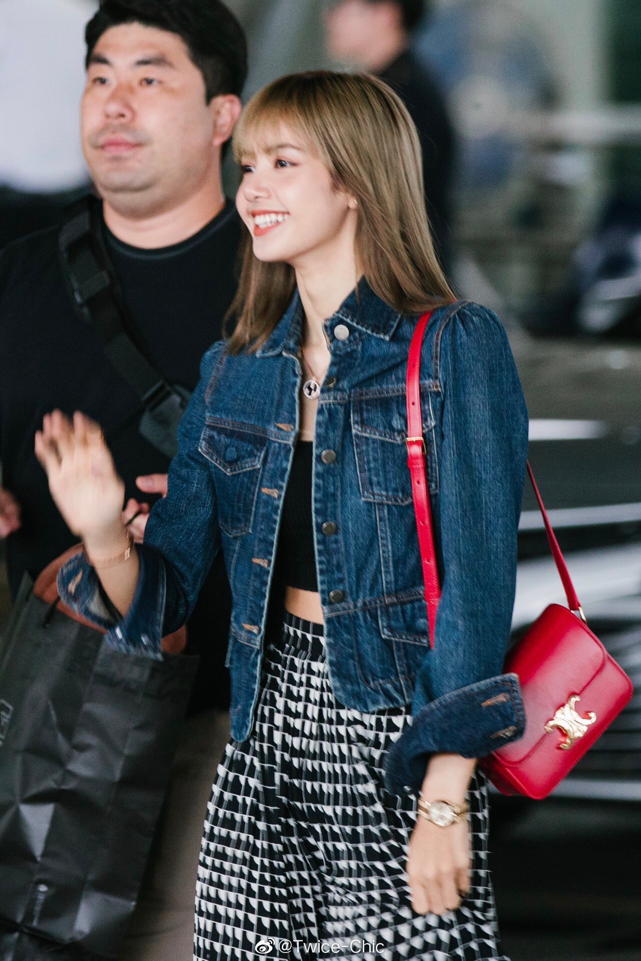 lisa今日现身泰国曼谷机场穿搭