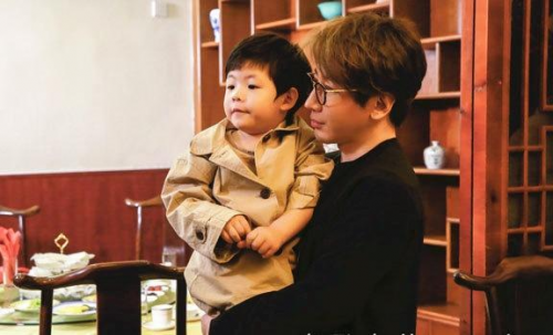 刘谦婚后首次携妻儿亮相综艺,一家三口甜蜜羡煞旁人