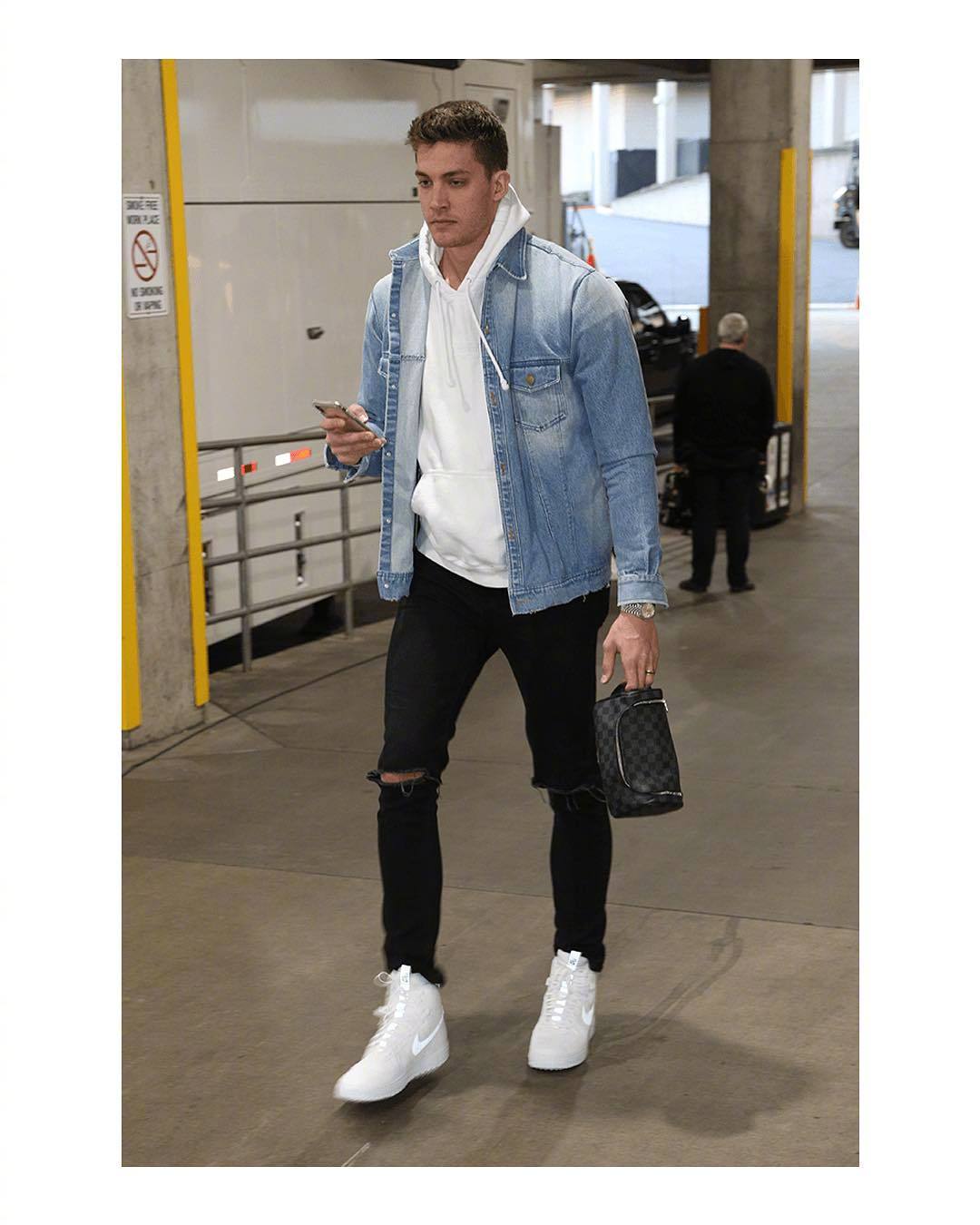 真帅啊感受一下开拓者中锋莱昂纳德的私服穿搭行走的衣架子