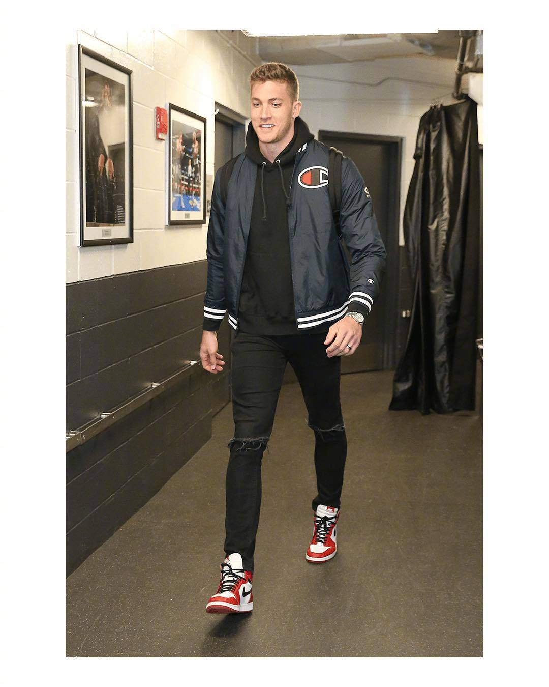 真帅啊感受一下开拓者中锋莱昂纳德的私服穿搭行走的衣架子