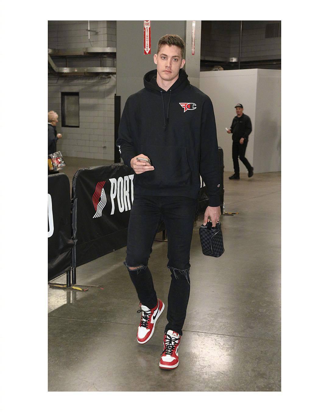 真帅啊感受一下开拓者中锋莱昂纳德的私服穿搭行走的衣架子