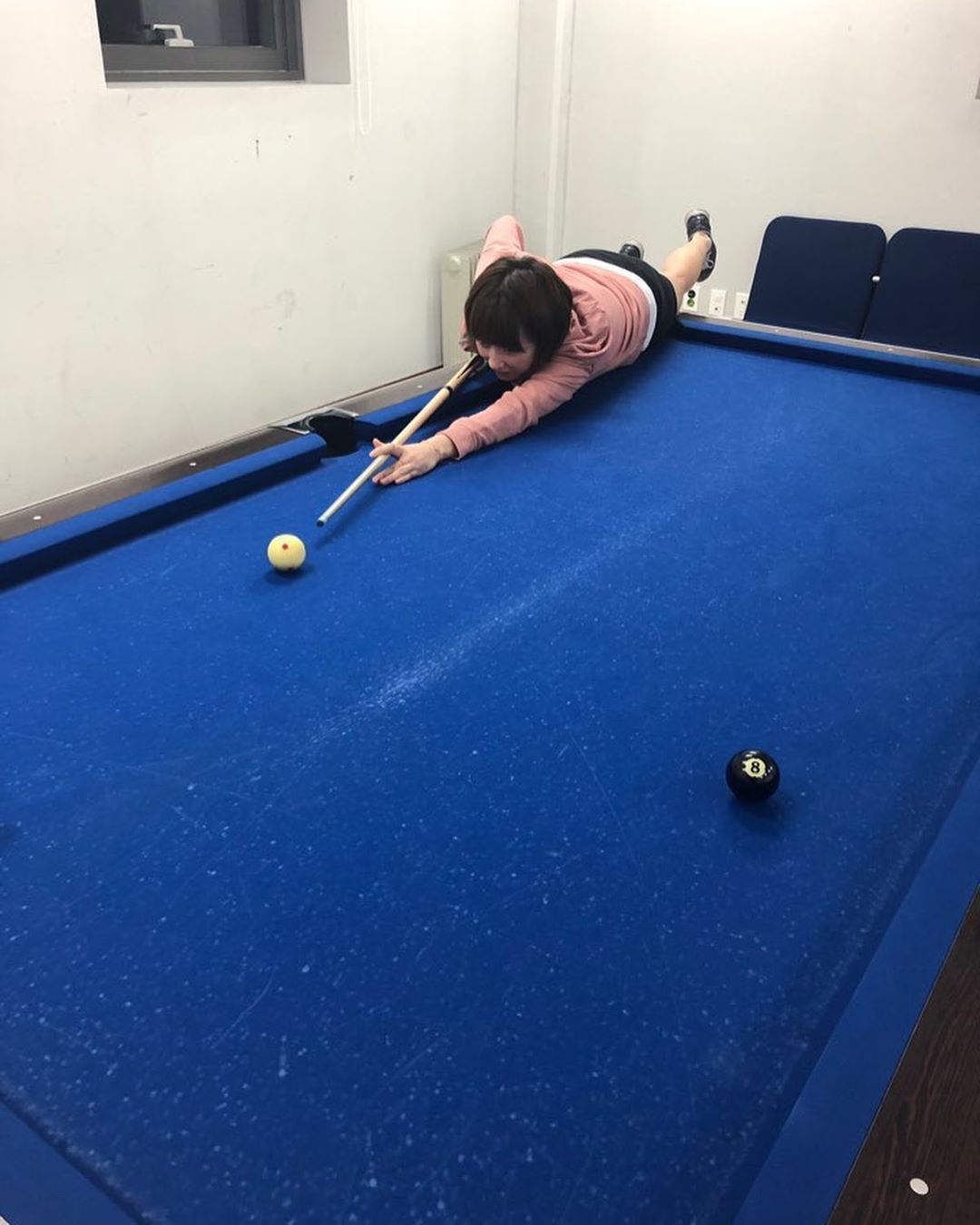 徐孝元:我太难了.按照台球规则,小姐姐双脚离地犯规了