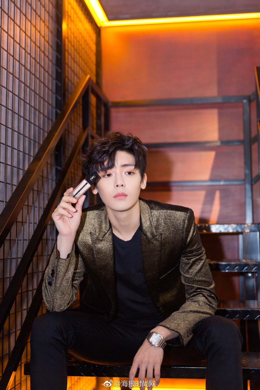演员@侯明昊neo 身穿saint laurent西装搭配佩戴卡地亚猎豹系列高级珠