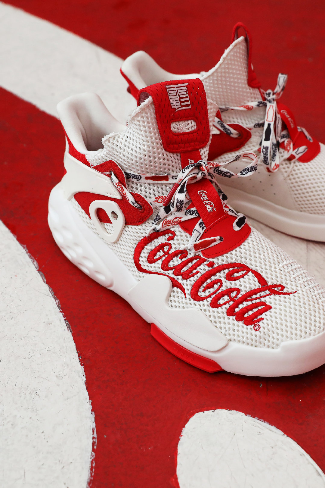 安踏可口可乐联名款