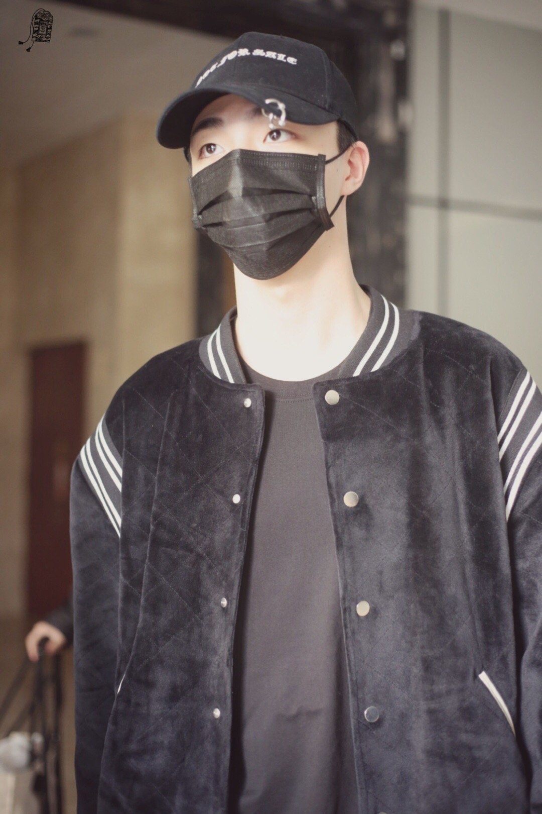 陈立农横店上班 饭拍酷盖出街～ 口罩也挡不住的帅气这身材是正常人