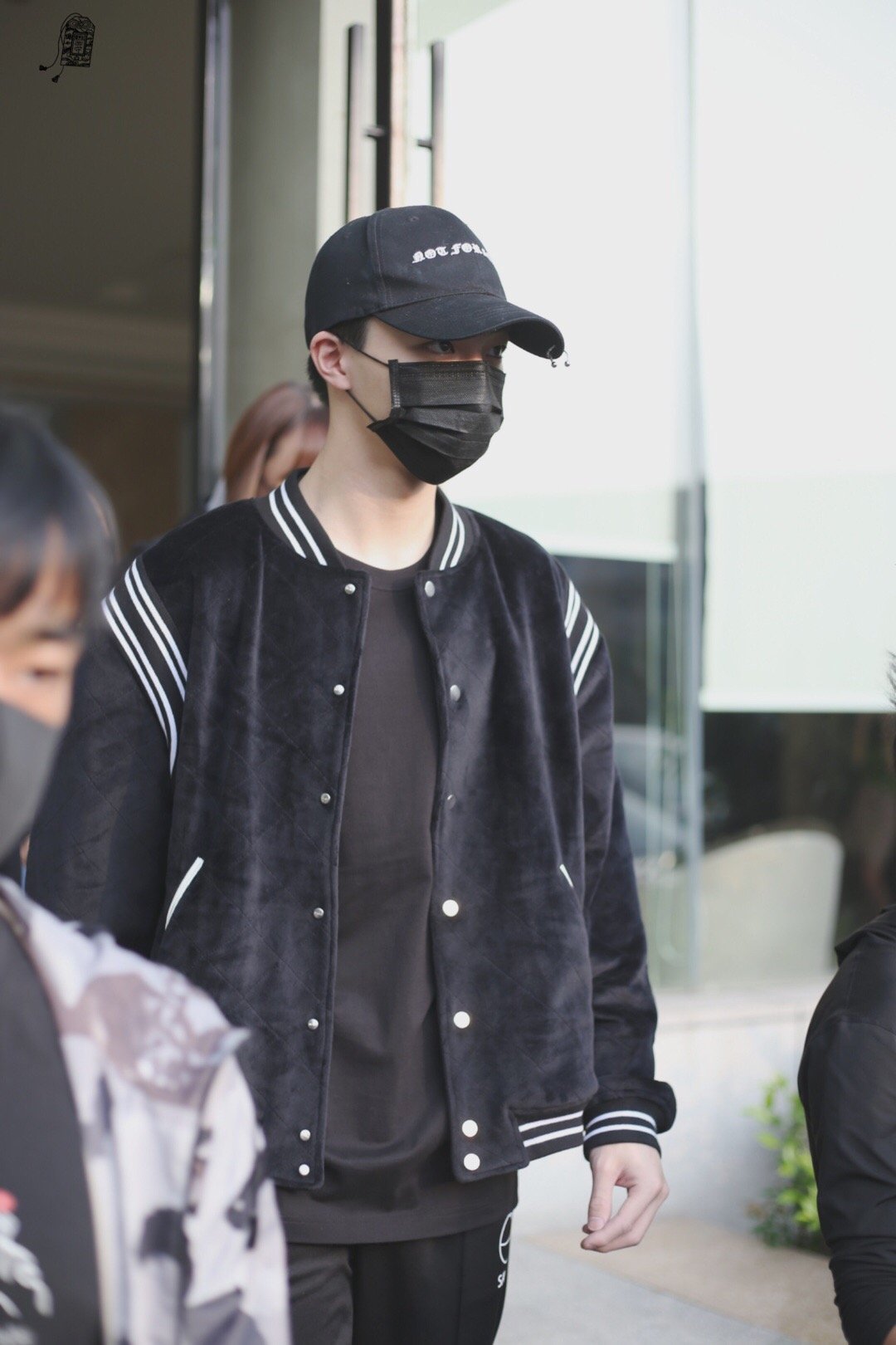 陈立农横店上班 饭拍酷盖出街～ 口罩也挡不住的帅气这身材是正常人