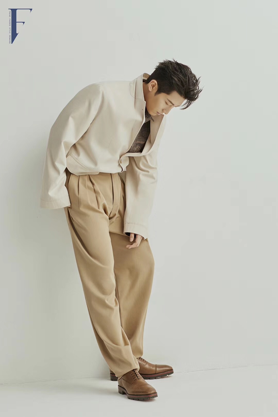 iconf时尚画报封面人物潇洒不羁玩转百变风格