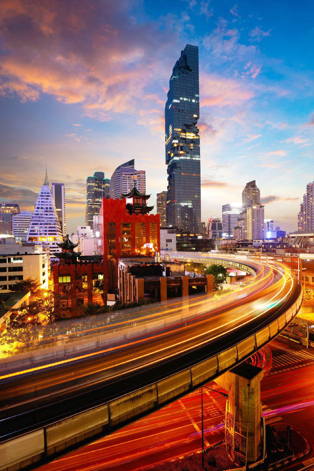 初见之下,感觉像是一栋没有完工的"烂尾楼",矗立在曼谷最繁华的中心