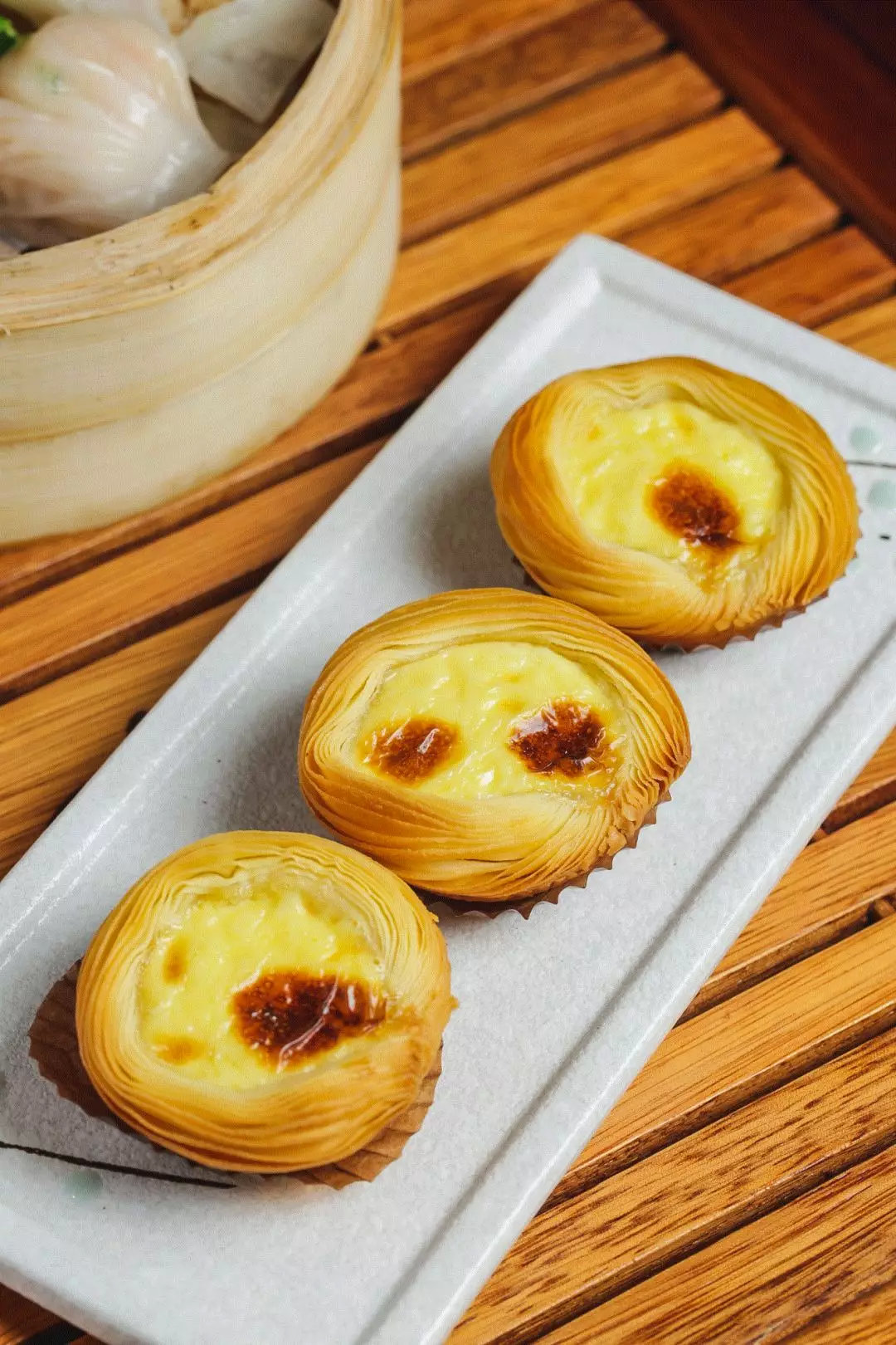蛋挞外皮爽滑且糯,略微带点嚼头,汤汁鲜甜咸鲜一应俱全,而馅儿里包着