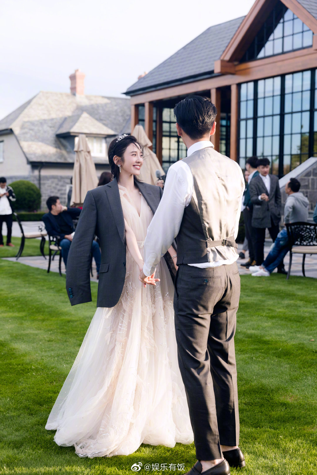 小饭独家再来一波婚礼高清美图!新郎张若昀在晚宴上献唱