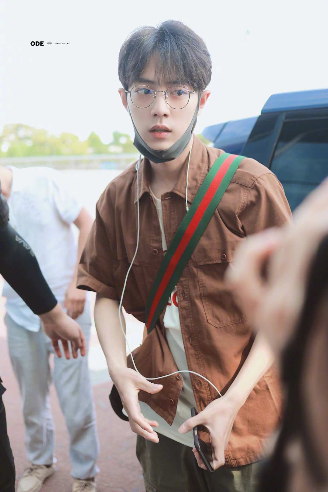 肖战素颜现身机场前往录制节目,身穿棕色t恤英气十足