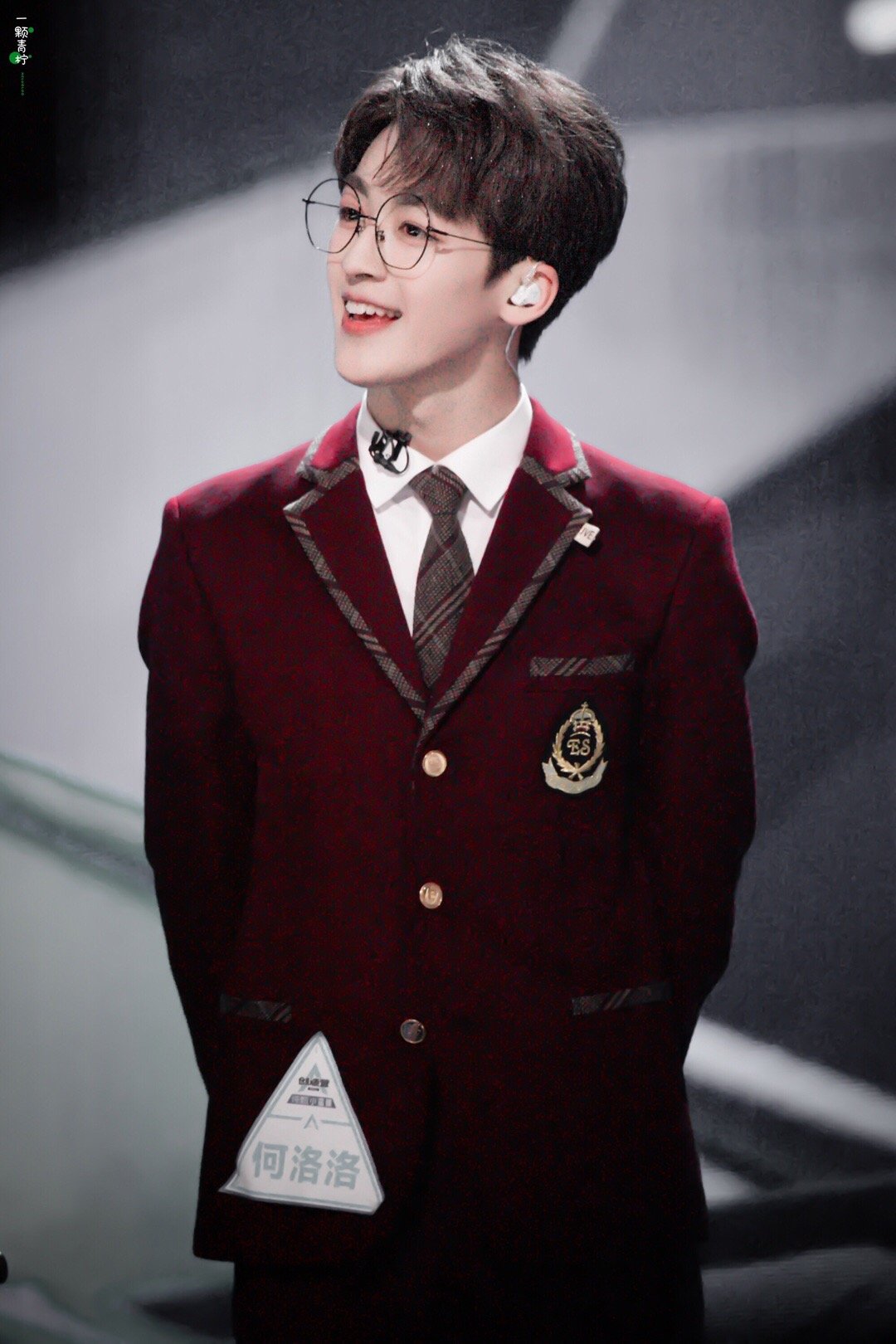 何洛洛的红色西装杀我太了r1se何洛洛