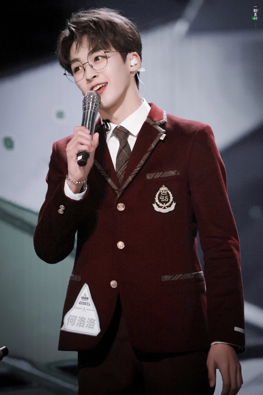 何洛洛的红色西装杀我太了r1se何洛洛