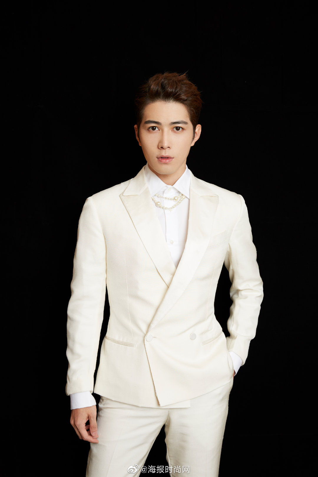 演员陈学冬最新大片曝光白色西装深情款款