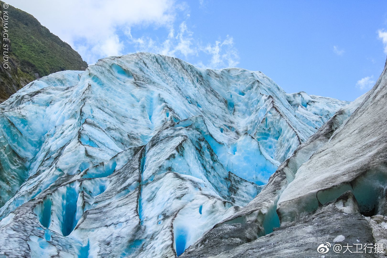 在新西兰的南岛西海岸,有著名的franz josef冰川.想不到的是