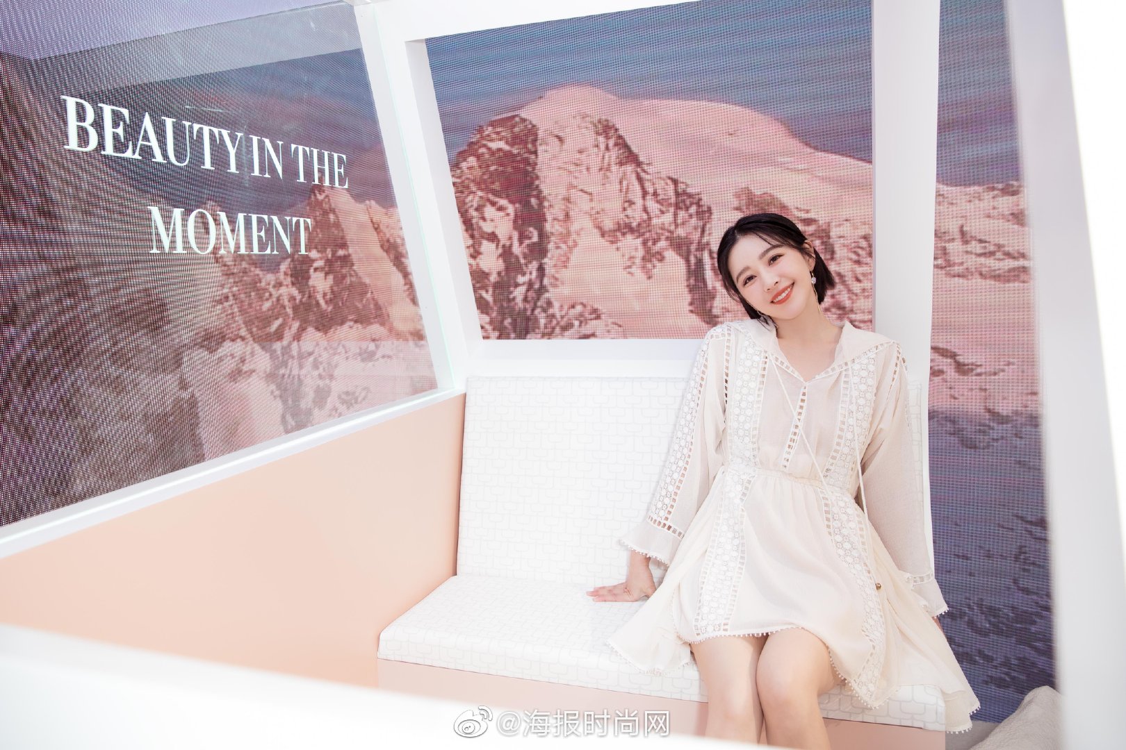 青年演员@阚清子 亮相品牌活动,一袭杏色镂空薄纱短裙