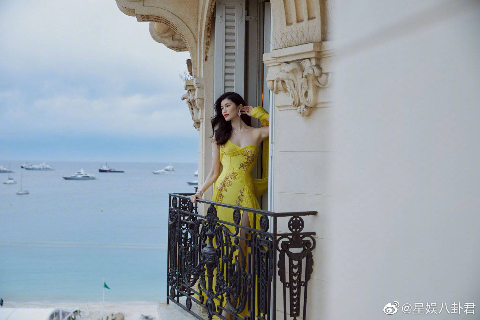 何穗皮肤白到发光格外亮眼胜过皑皑白雪