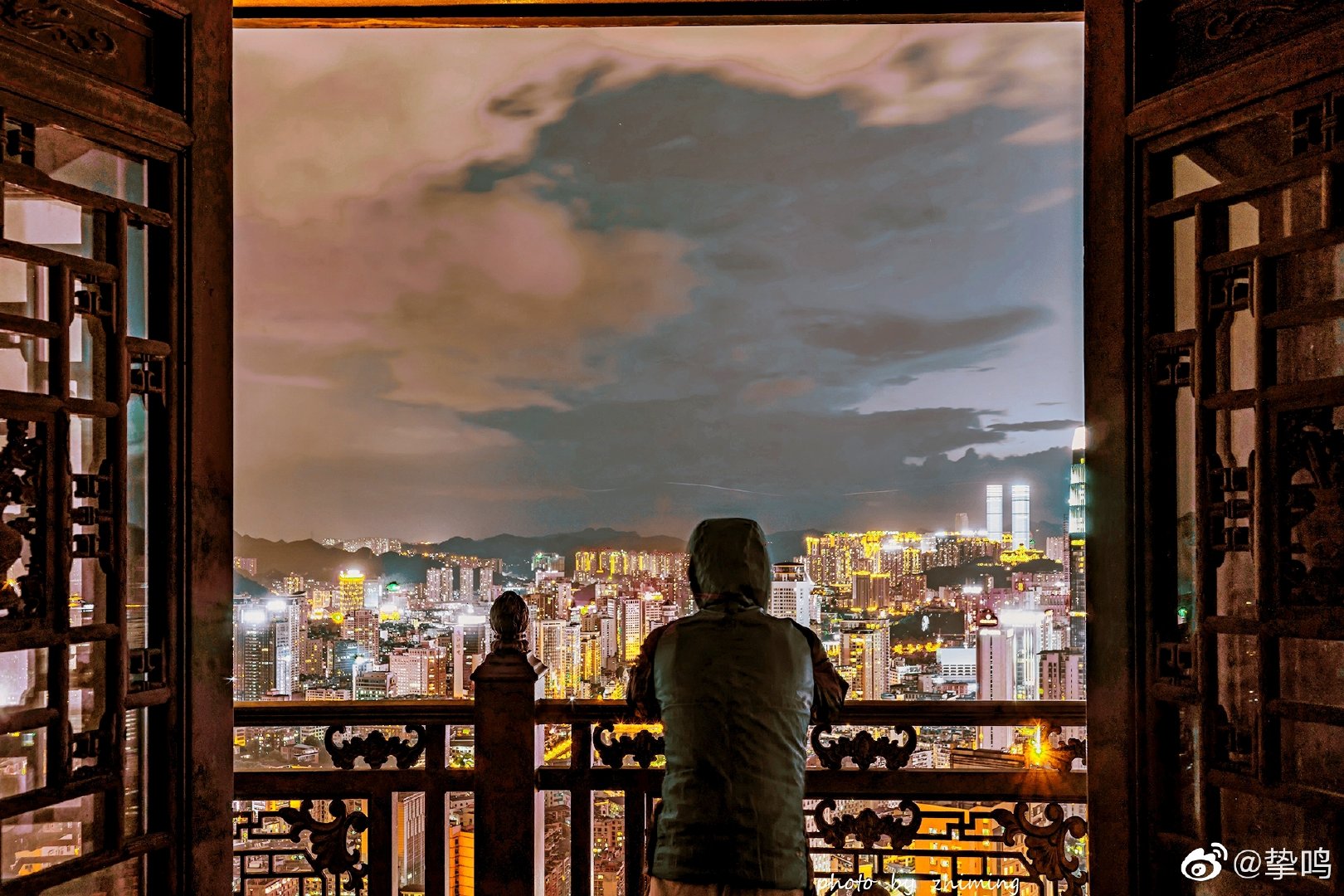 当夜色入侵城市的繁华,加上霓虹灯的点缀,贵阳这座城市看着更加美丽