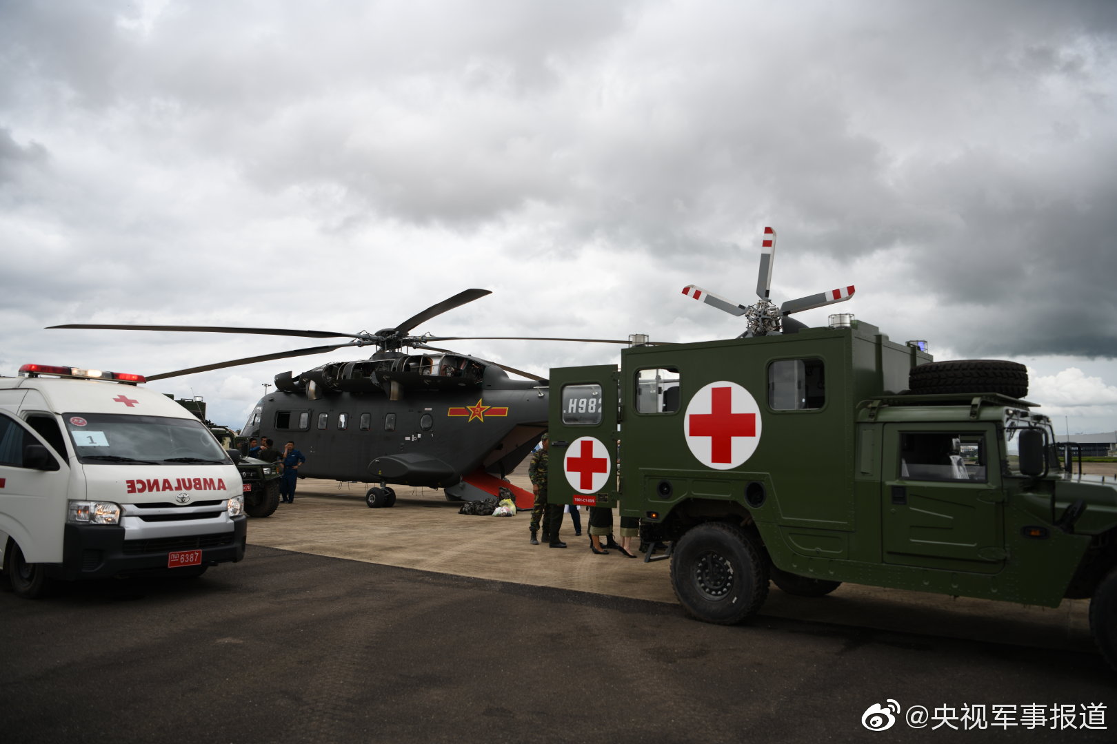 活动的中国人民解放军赴老挝"和平列车"医疗队20日携带急救药品和设备